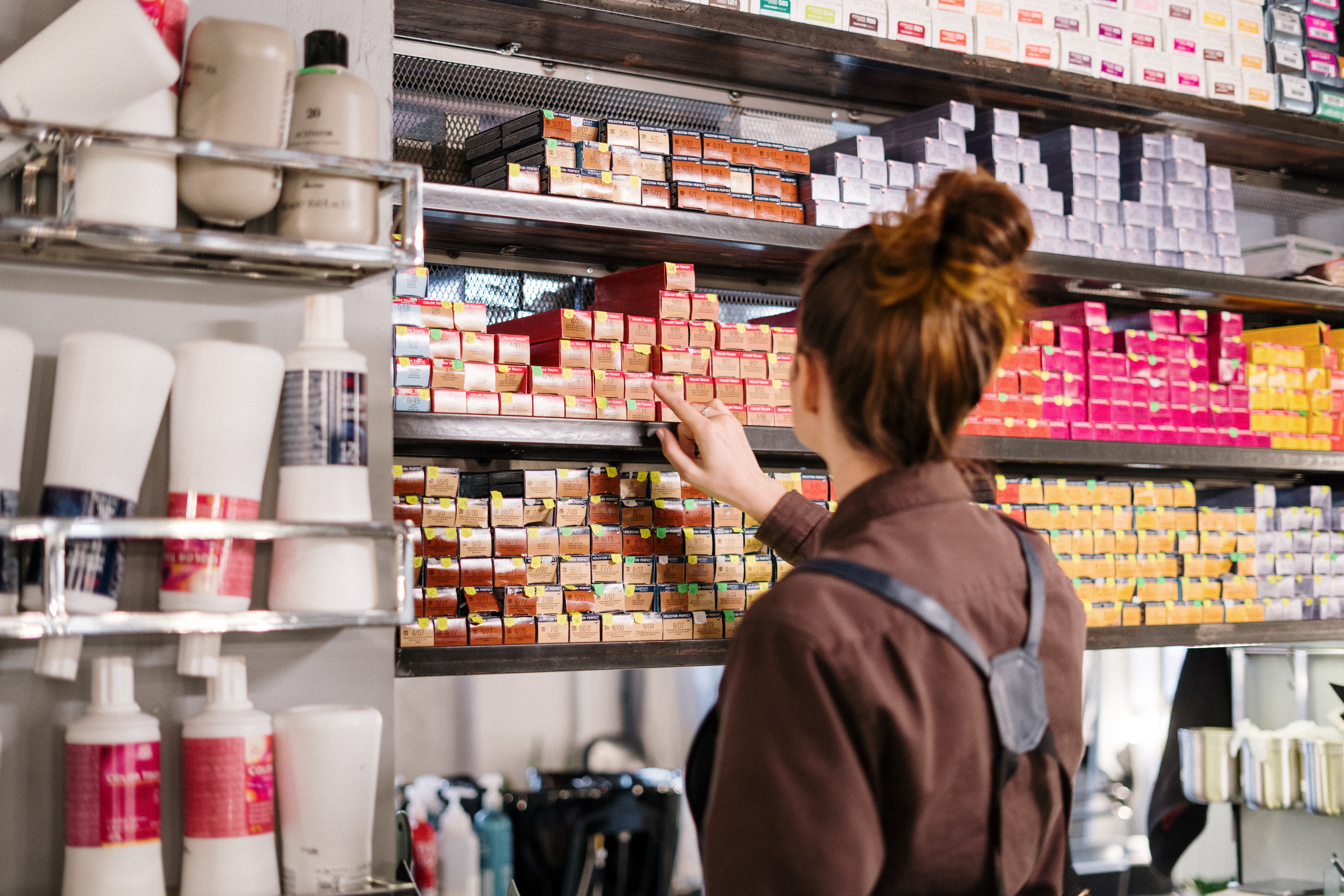 Coiffeur choisissant une couleur pour son client