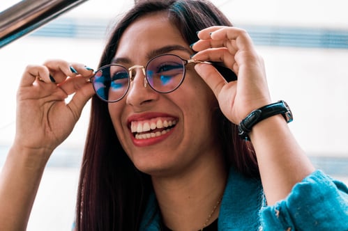 Personne essayant des lunettes avec un opticien